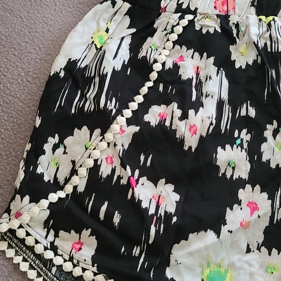 Shorts - Picture 3 of 4